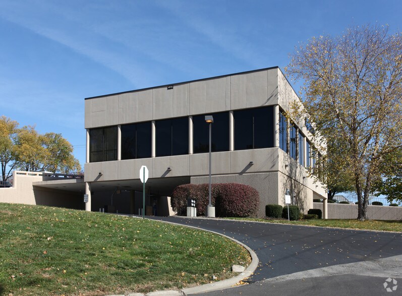 More Photos Of 8840 State Line Rd, Leawood Bank For Sale