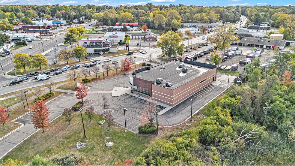 More Photos Of 3273 W Huron St, Waterford Drugstore For Lease