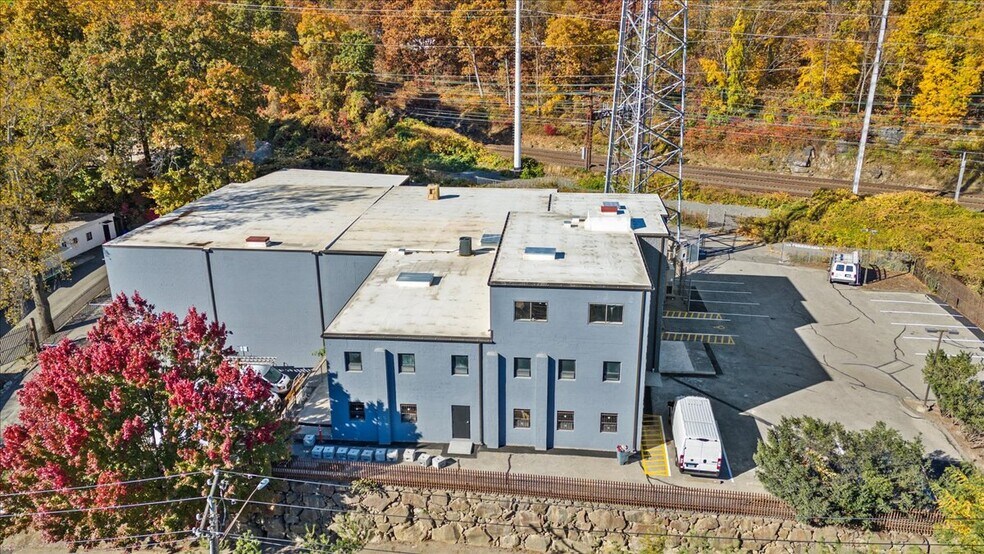 More Photos Of 50 Rockland Rd, Norwalk Warehouse For Lease