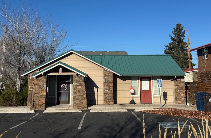 Primary Photo Of 917 SW Highland Ave, Redmond Office For Lease
