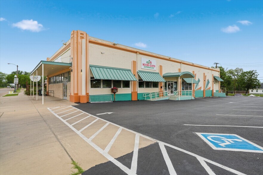 More Photos Of 1505 N 15th St, Waco Supermarket For Lease
