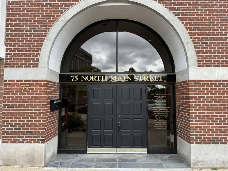 More Photos Of 75 N Main St, Mount Clemens Office For Sale