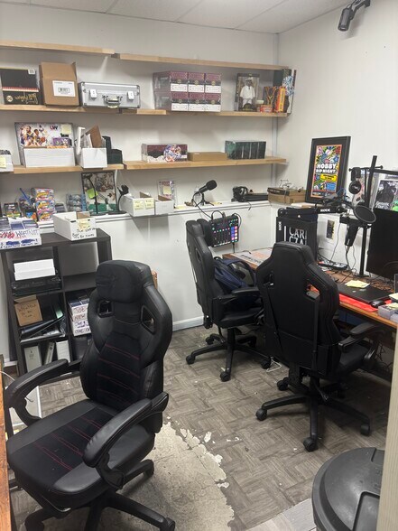 More Photos Of 501 Mammoth Rd, Londonderry Freestanding For Lease