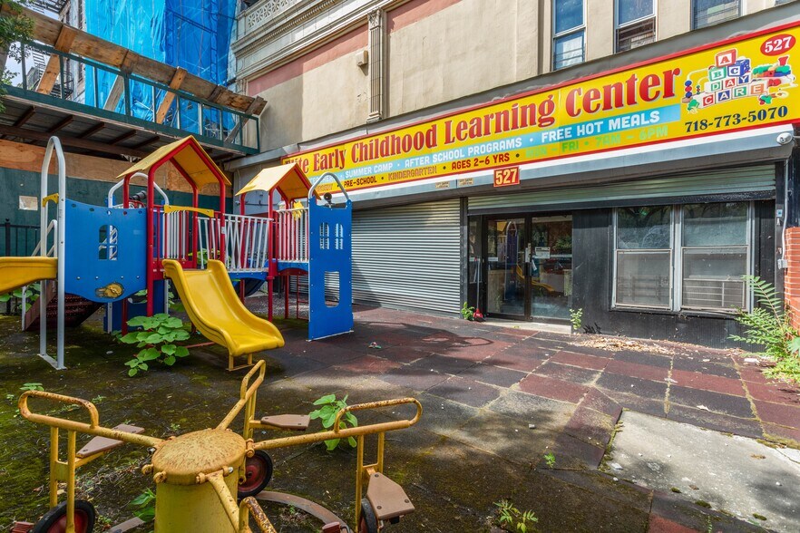 Primary Photo Of 527 Eastern Pky, Brooklyn Storefront For Lease