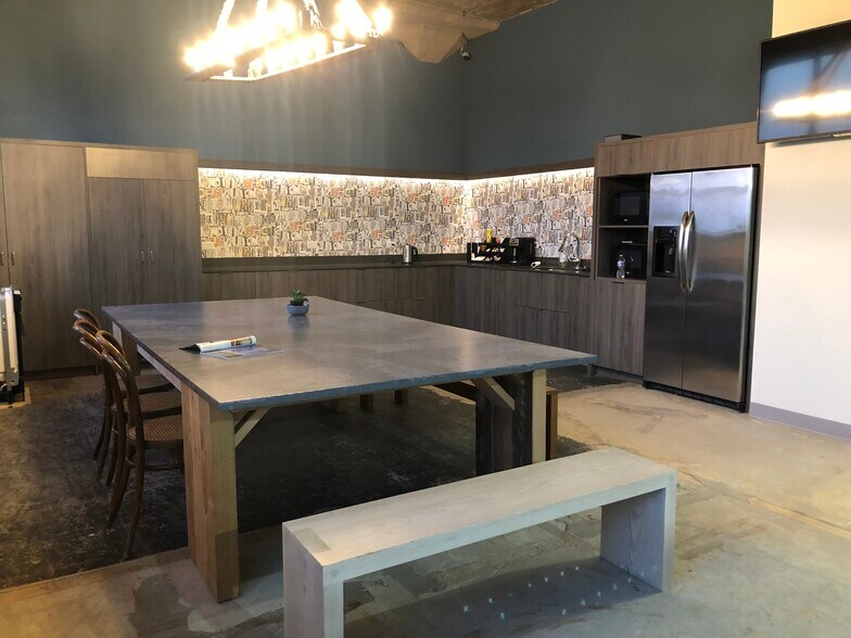 3700 S Iron St Chicago Il 60609 Lofts Showrooms For Lease