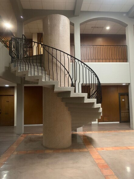 More Photos Of 598 Westwood Dr, Abilene Office For Lease