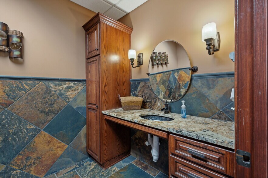 More Photos Of 225 Cedardale Dr SE, Owatonna Office For Sale