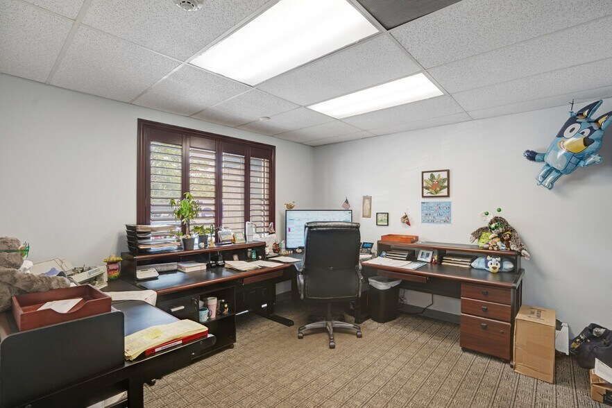 More Photos Of 1882 Porter Lake Dr, Sarasota Light Manufacturing For Sale