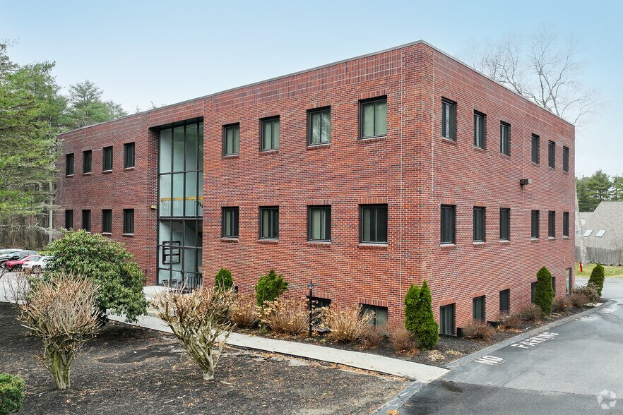 More Photos Of 458 Boston St, Topsfield Unknown For Lease