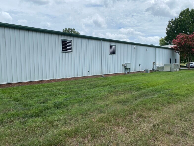 More Photos Of 6909 Burlington Rd, Whitsett Freestanding For Lease