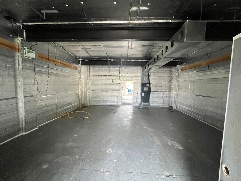 More Photos Of 21950-21956 Schoenherr Rd, Warren Warehouse For Lease