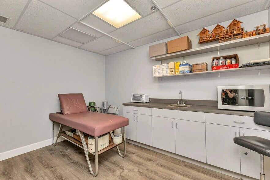 More Photos Of 2525 Harbor Blvd, Port Charlotte Medical For Sale