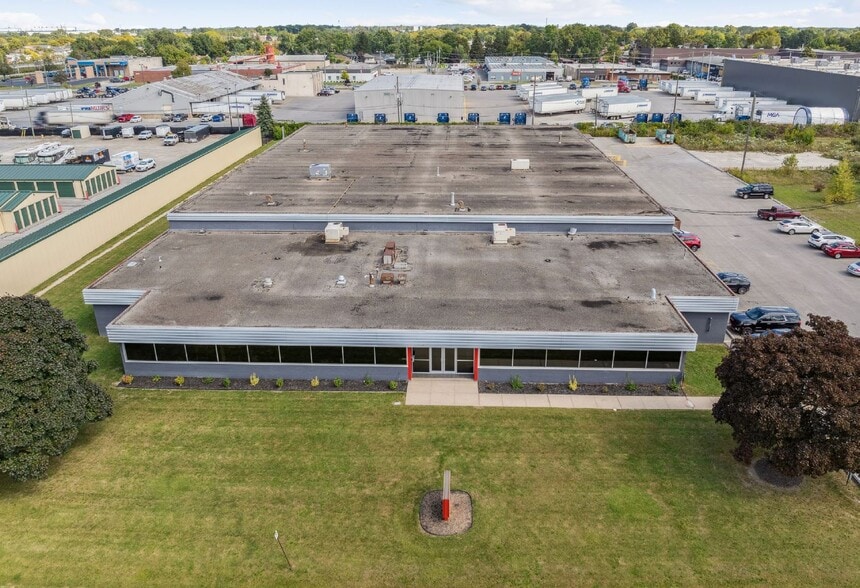 More Photos Of 3090 Marentette Av, Windsor Warehouse For Lease