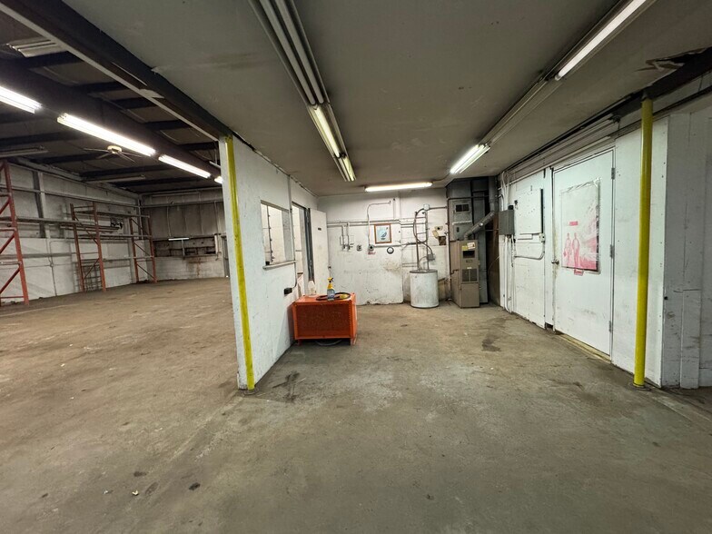 More Photos Of 9947 Express Dr, Highland Warehouse For Lease