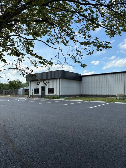 More Photos Of 213 Corporate Dr, Elizabethtown Warehouse For Lease