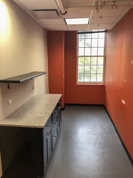 More Photos Of 127 S First St, Geneva Office Residential For Lease