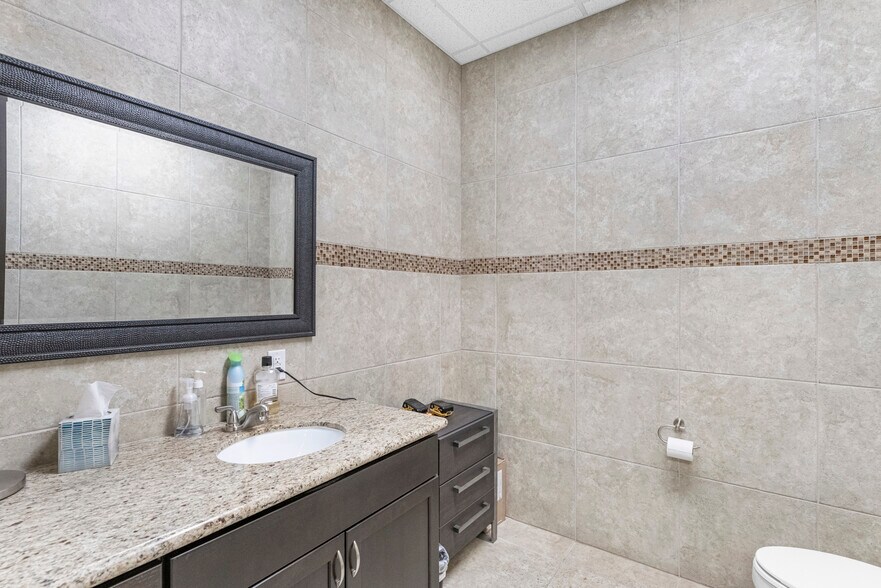 More Photos Of 15010 Lakefair Dr, Richmond Medical For Lease