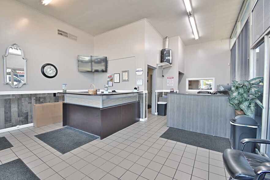 More Photos Of 5327 Clinton Hwy, Knoxville Auto Repair For Sale