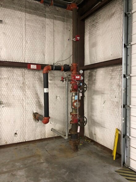 More Photos Of 2107 Broussard St, Tyler Warehouse For Lease