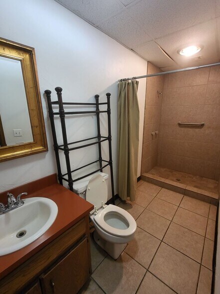 More Photos Of 4455 Woods and Sons Ave, Edmond Manufacturing For Lease