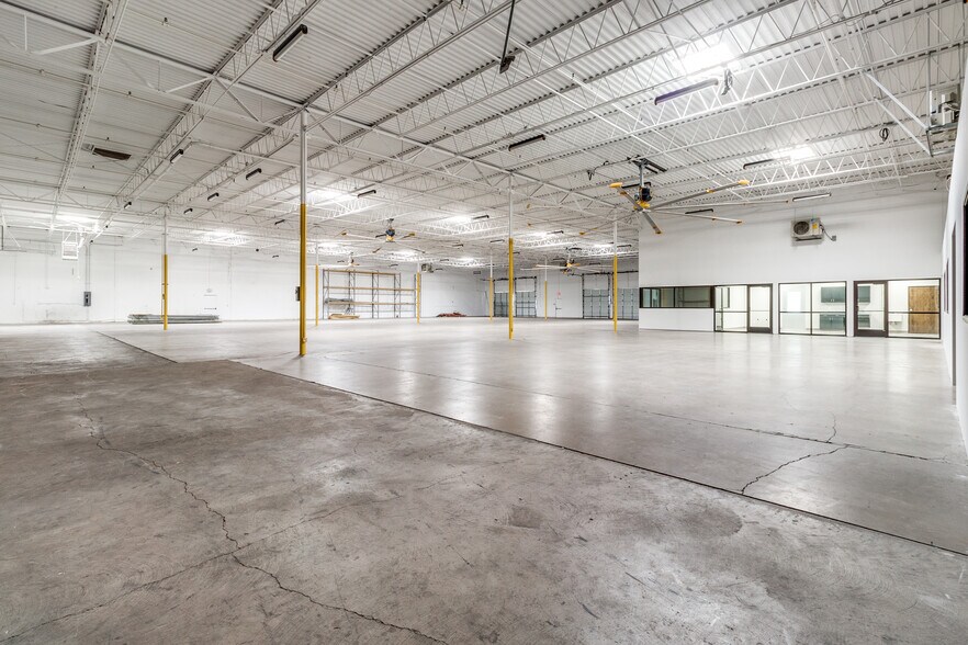 More Photos Of 11232 Leo Ln, Dallas Warehouse For Lease
