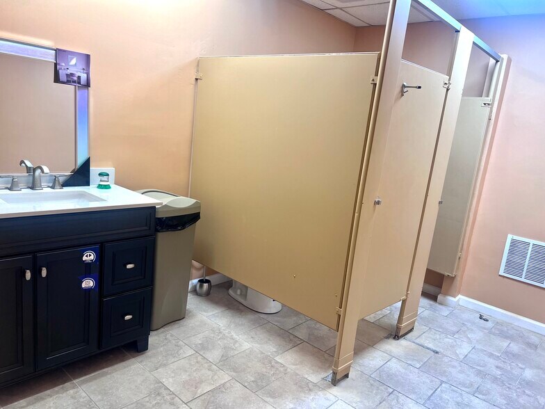 More Photos Of 7410 Sni-A-Bar Rd, Kansas City Manufacturing For Lease