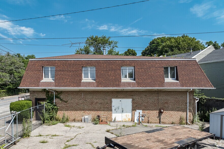 More Photos Of 42 Herb Hill Rd, Glen Cove Light Distribution For Lease