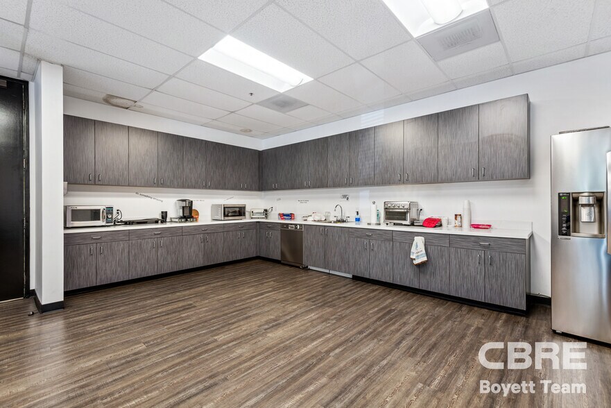 More Photos Of 26025 Mureau Rd, Calabasas Office For Sale