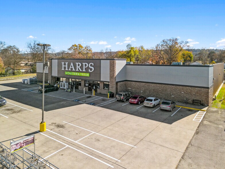 More Photos Of 1004 E Walnut St, Paris Supermarket For Sale