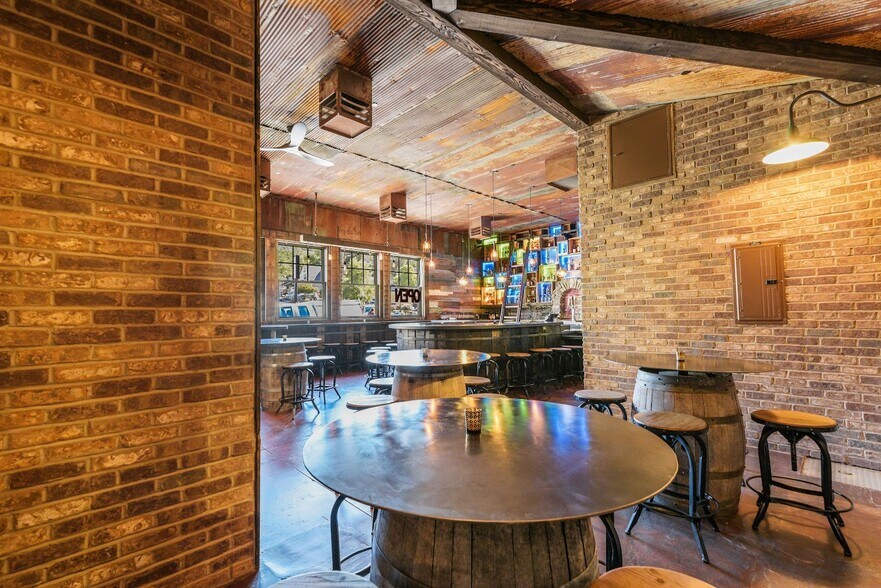 More Photos Of 208 S Green St, Sonora Restaurant For Sale