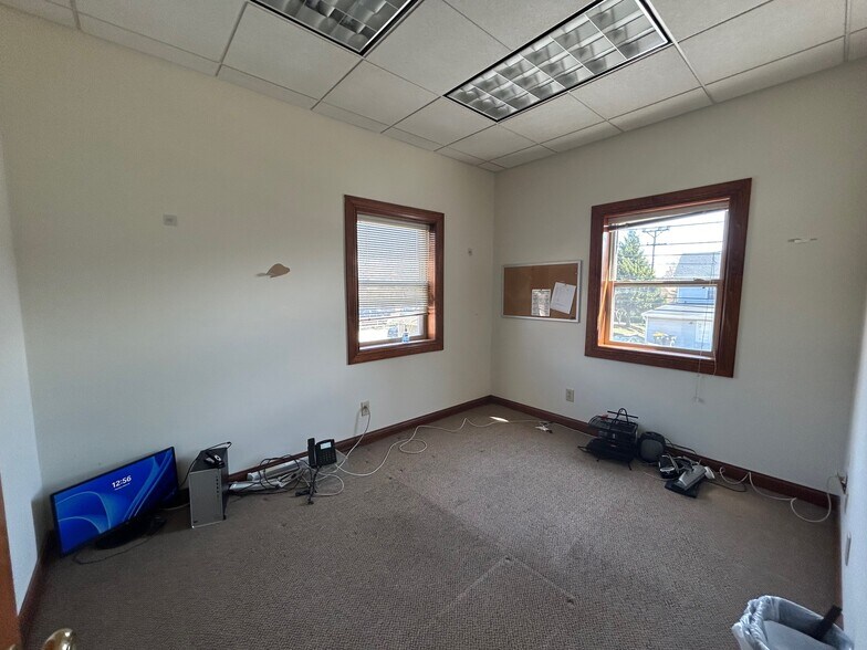 More Photos Of 520 N Walnut St, Bloomington Office For Lease