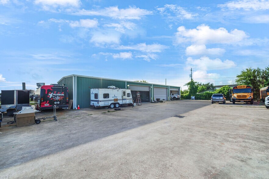More Photos Of 502 Washington St, South Houston Warehouse For Sale