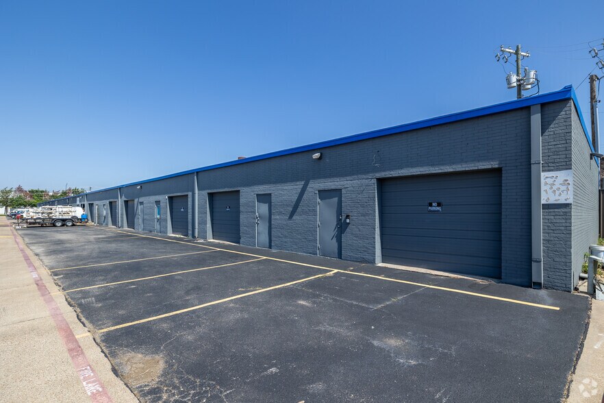 More Photos Of 3201-3207 E Pioneer Pky, Arlington Light Distribution For Lease