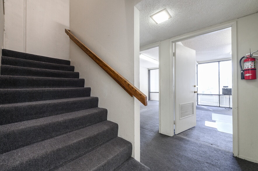 More Photos Of 711 W 17th St, Costa Mesa Light Manufacturing For Sale