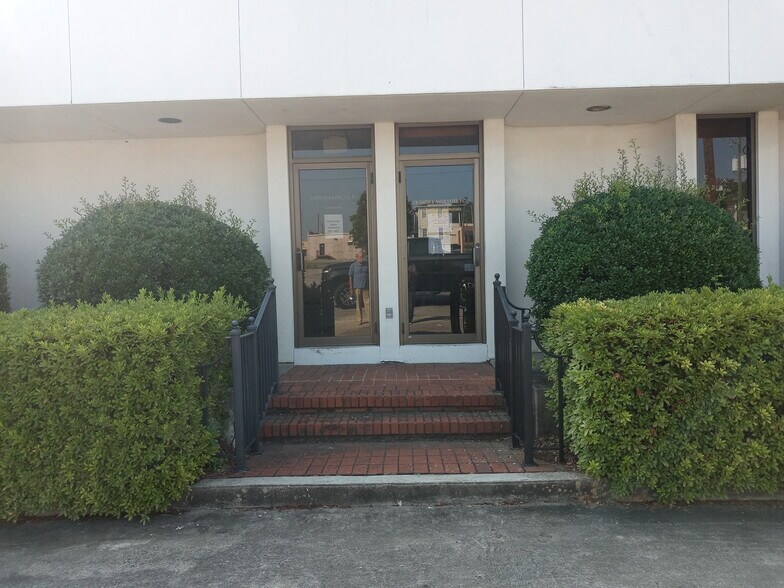 More Photos Of 141 New St, Macon-Bibb Office For Lease