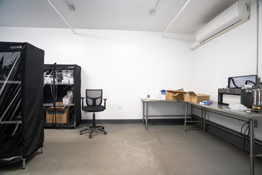 More Photos Of 19533 McLane St, Palm Springs Distribution For Sale