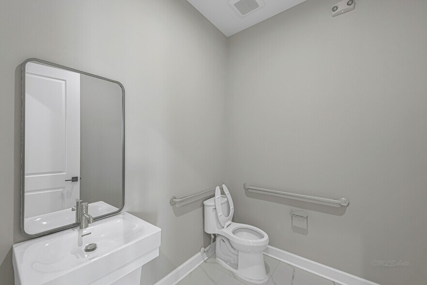 More Photos Of 1325 Main St, Katy Medical For Sale