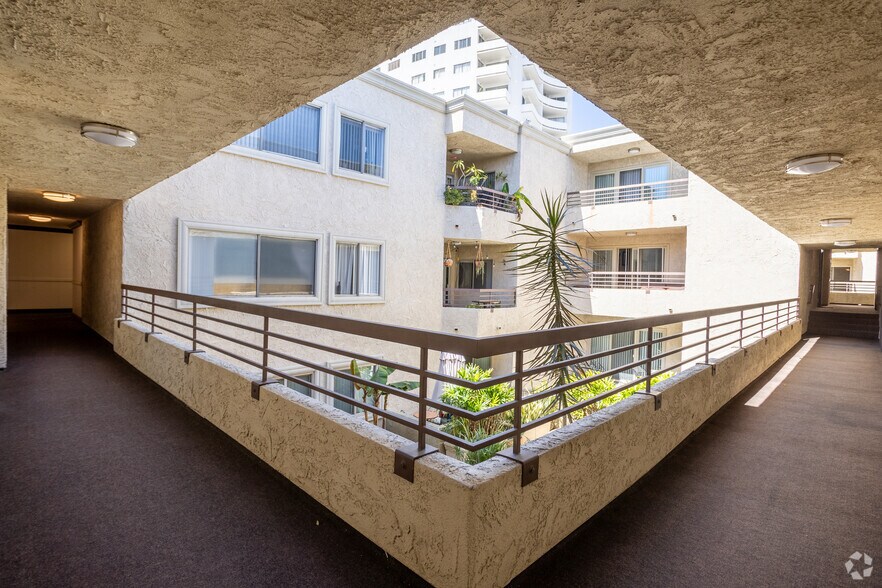 More Photos Of 7230 Franklin Ave, Los Angeles Apartments For Sale