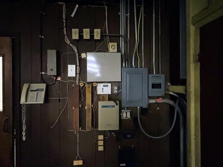 More Photos Of 600 Turner Dr, Palestine Warehouse For Sale