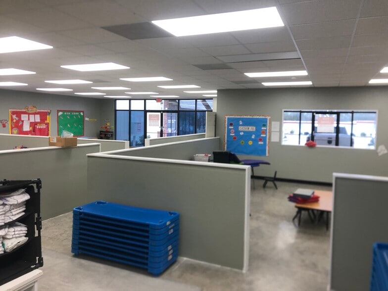 More Photos Of 1052 S Lake Dr, Lexington Unknown For Lease