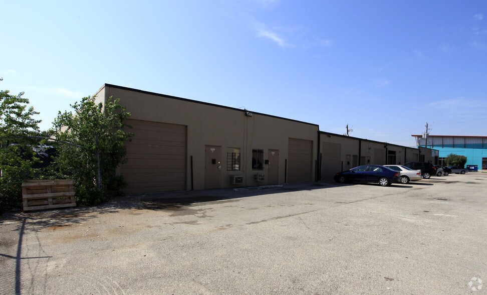 More Photos Of 5620-5632 Bellaire Blvd, Houston Storefront For Lease