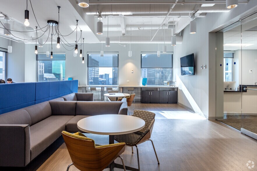 More Photos Of 121 W Trade St, Charlotte Office For Lease