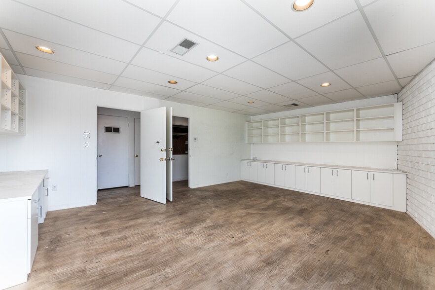 More Photos Of 5719 W Adams Blvd, Los Angeles Warehouse For Lease