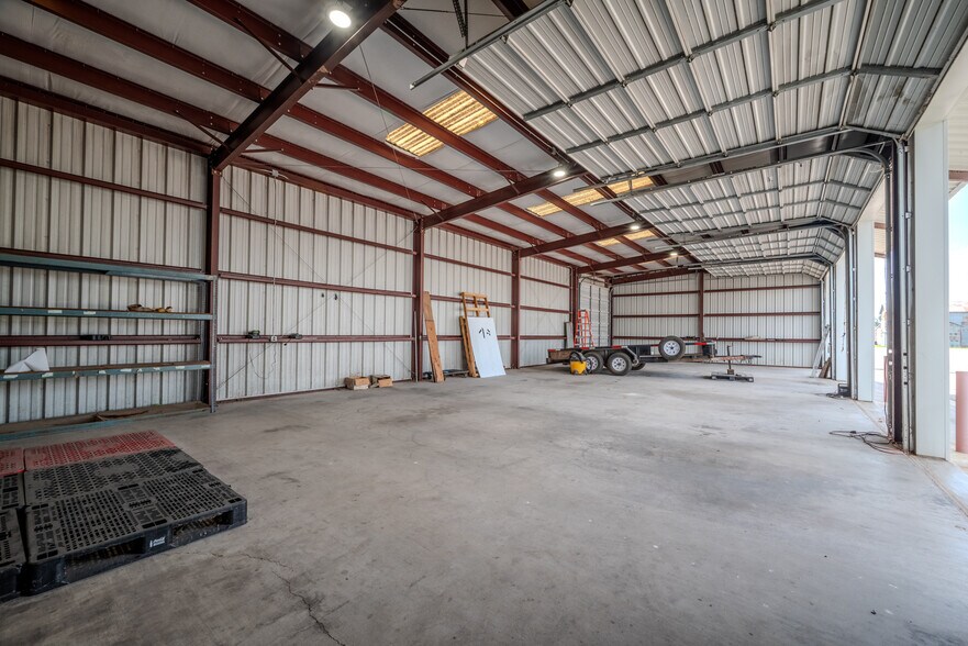 More Photos Of 619 E Jackson St, El Campo Warehouse For Lease