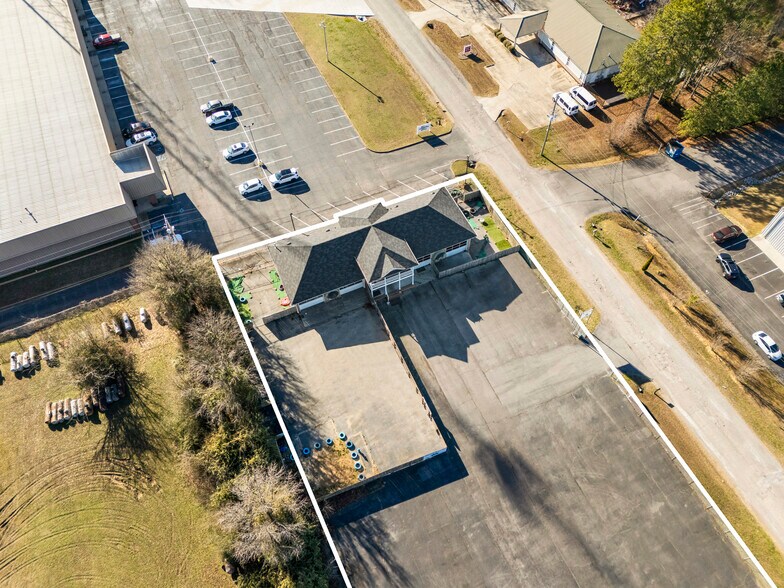 More Photos Of 915 Cooley St, Albertville Freestanding For Sale