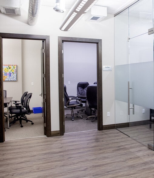 More Photos Of 236 Victoria St, Kitchener Office For Lease