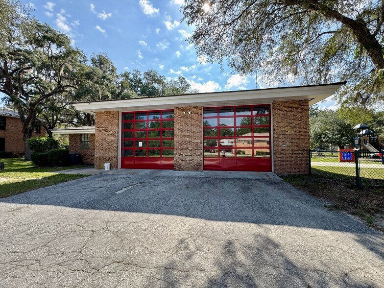 More Photos Of 704 NE 1st St, Micanopy Flex For Lease