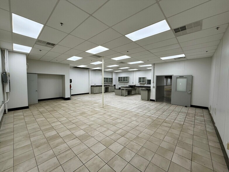 More Photos Of 200 Commerce Dr, Montgomeryville Warehouse For Lease