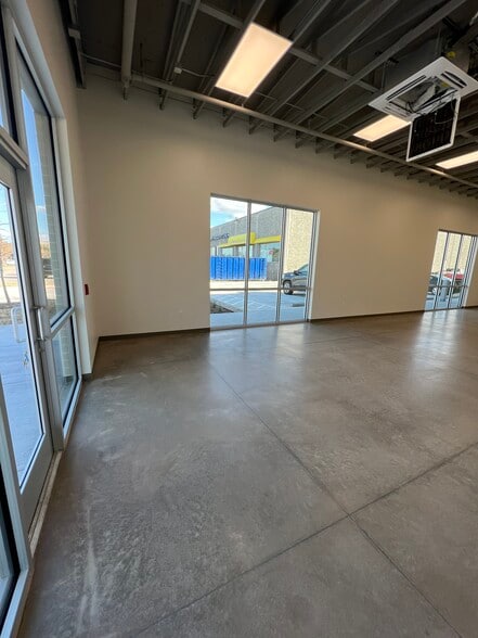 More Photos Of 4480 Alpha Rd, Dallas Flex For Lease