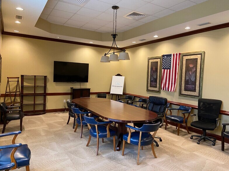 More Photos Of 316 S McKenzie St, Foley Office For Lease